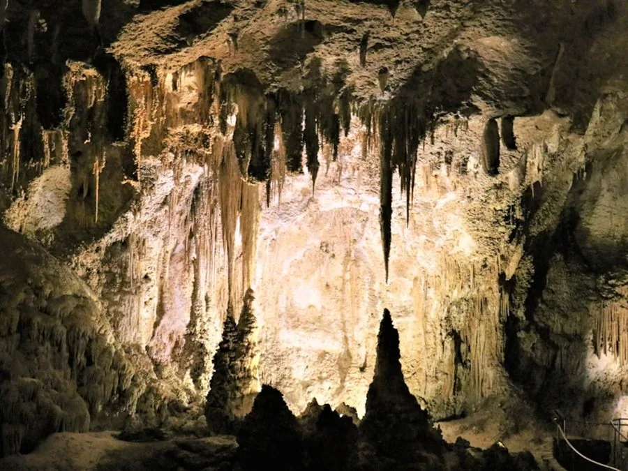 Grotta con stalattiti e stalagmiti