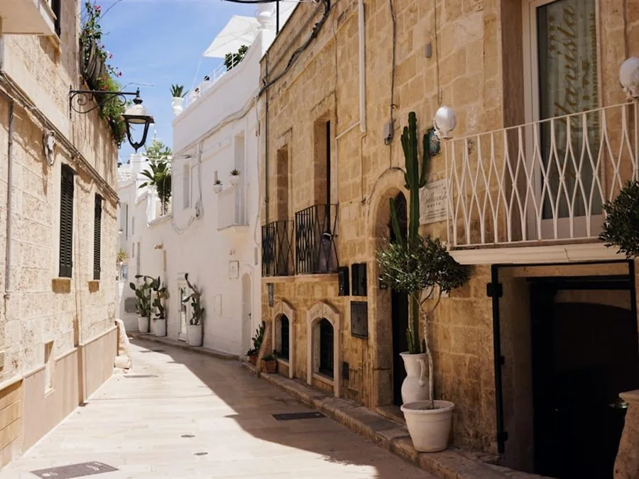 Vicolo bianco del centro storico pugliese
