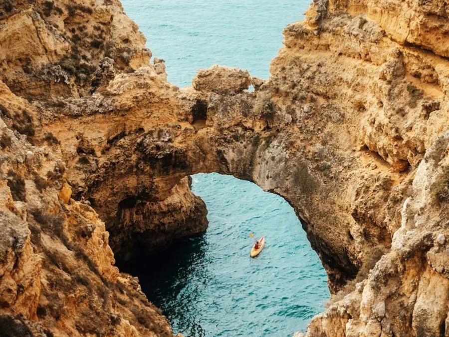 Kayak nel mare turchese lungo la costa