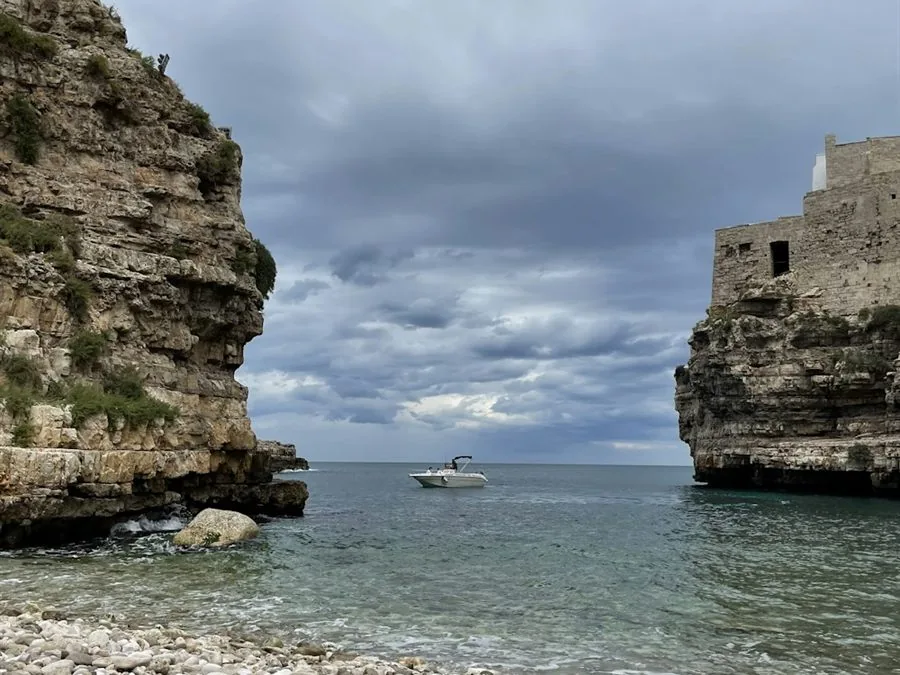 Cala con acque cristalline vicino a Monopoli