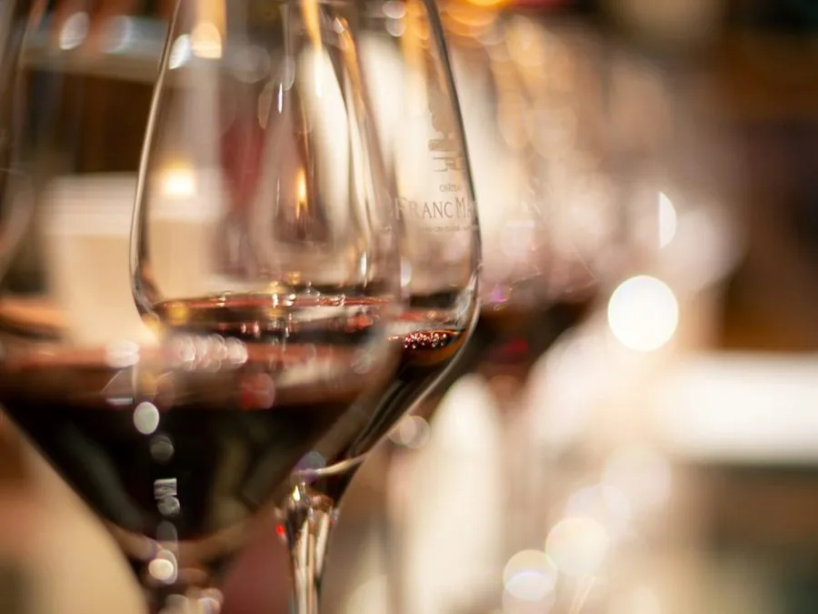 Calici di vino rosso in degustazione